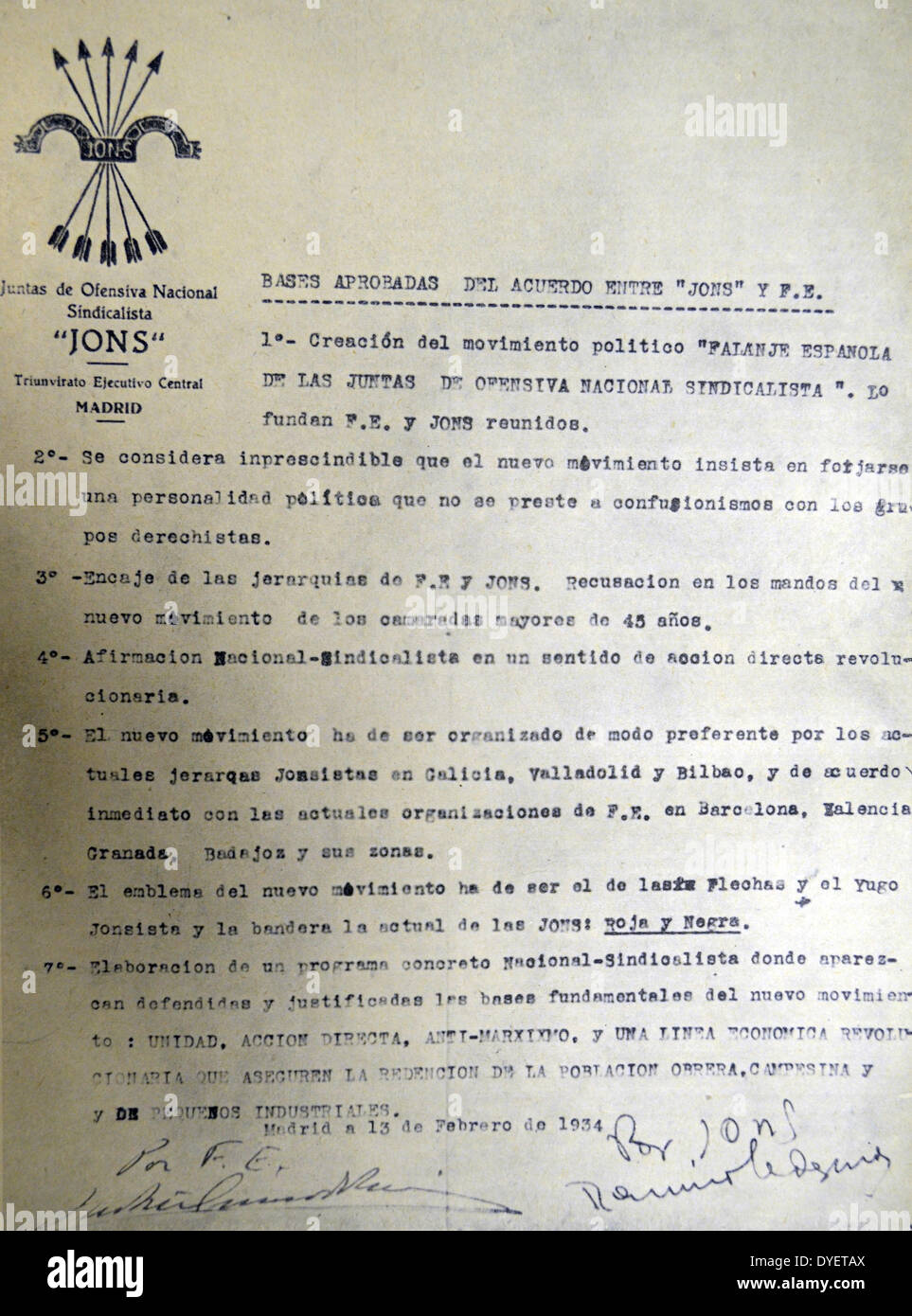 Der Bund der Falange Fusion mit J.O.N.S. wird von José Antonio Primo de Rivera unterzeichnet, und Ledesma Ramos. Die Juntas de Ofensiva Nacional-Sindicalista wurde der Falange Española de las Juntas de Ofensiva Nacional-Sindicalista (FE-JONS), nachdem es mit José Antonio Primo de Rivera's Gruppe 1934 abgesichert Stockfoto
