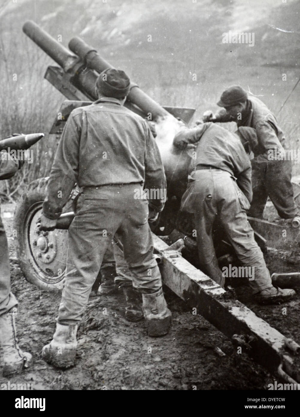Französische Artillerie voraus auf deutsche Stellungen in den Vogesen, Frankreich 1944 Stockfoto