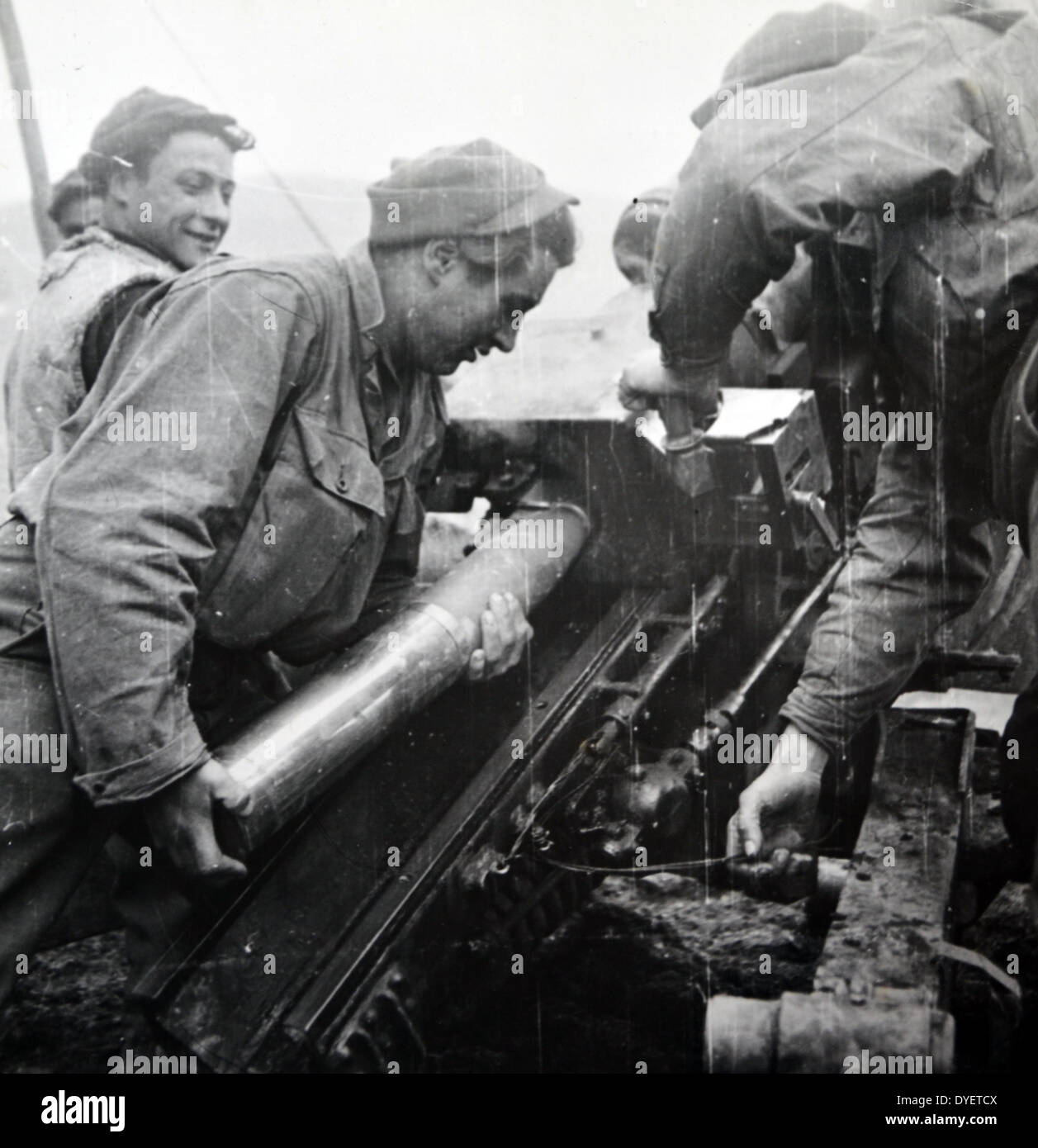 Französische Artillerie voraus auf deutsche Stellungen in den Vogesen, Frankreich 1944 Stockfoto