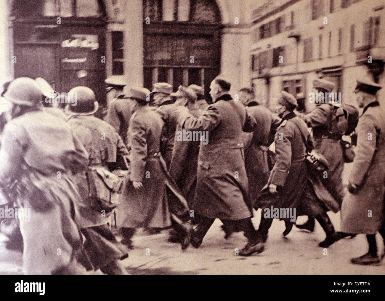 Zweiter Weltkrieg: Deutsche Kriegsgefangene marschierten über die Straßen von Mulhouse Stockfoto