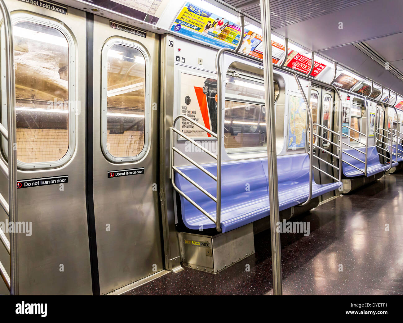 In eine leere New Yorker U-Bahn Stockfoto