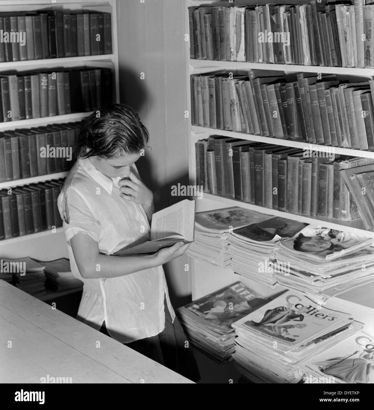 Arvin camp für Wanderarbeitnehmer (Farm Security Administration - FSA) in Kalifornien. Eine kleine Bibliothek im Lager mit der Works Progress Administration (WPA) Bibliothekar in jetzt kostenlos für Arbeitnehmer in der Landwirtschaft zur Verfügung steht. Teil des Programms für Freizeit und Bildung eingeleitet in allen staatlichen Camps für wandernde Bauernhof Familien von Dorothea Lange 1895-1965 vom 19380101 Stockfoto