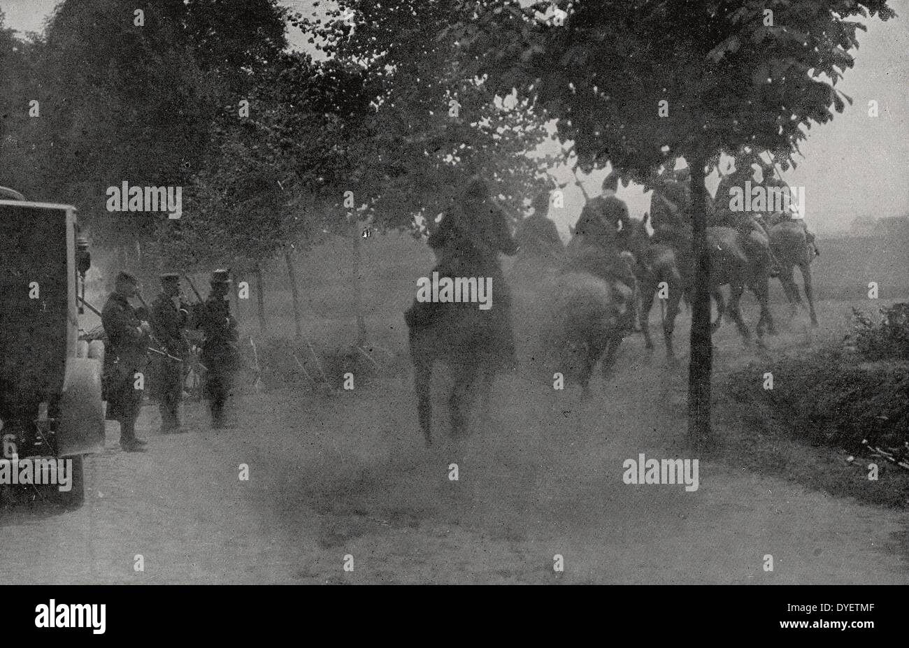 Belgische Kavallerie, ständig in Kontakt mit dem Feind, durch das Engagement und die Vorauszahlung der Deutschen Armee erschöpft. Ein lancer ist gesehen Galopp entlang einer Straße in der Nähe von Leuven verbarrikadiert. Weltkrieg ein, Belgien, 19140101 Stockfoto