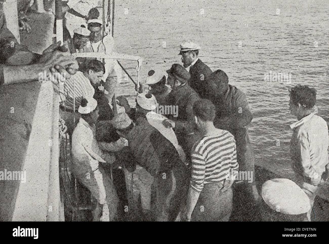 Weltkrieg, ein Seemann, der von den betroffenen italienischen Schiff der Galia, die bei der Explosion der Torpedo Verwundeten an Bord eines Patrol Schiff gehoben wird. Die italienischen Auxiliary cruiser Gallia, wurde am 4. Oktober 1916 morgens torpediert. Stockfoto