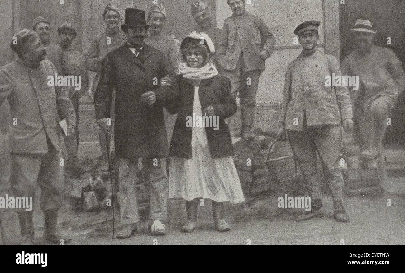 Weltkrieg I, Französische marokkanischen Kolonialtruppen an der Front in der Nähe von Verdun entspannen. 1916. Zwei Soldaten, die sich getarnt als der Bürgermeister und Bürgermeisterin zu erhalten und herzlichen Glückwunsch der Soldaten. Stockfoto