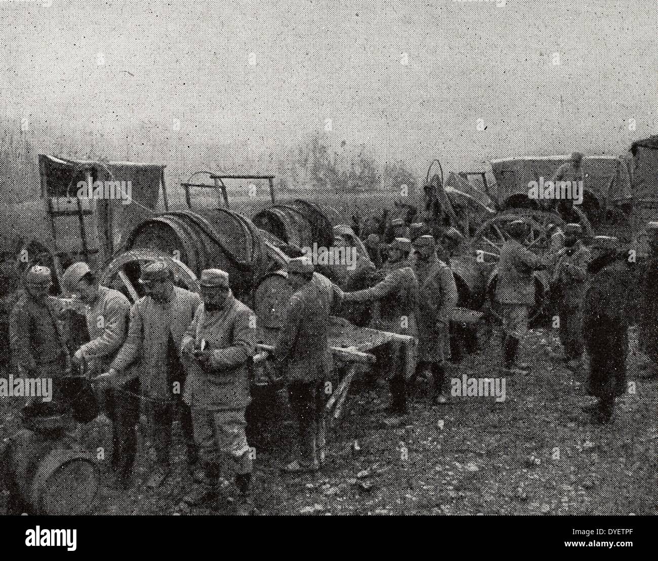 Französische Soldaten mit Pferden, blieb stehen, um eine Pause während einer Pause in der Schlacht zu nehmen. Meuse-Region von Frankreich, ein Weltkrieg 1916 Stockfoto