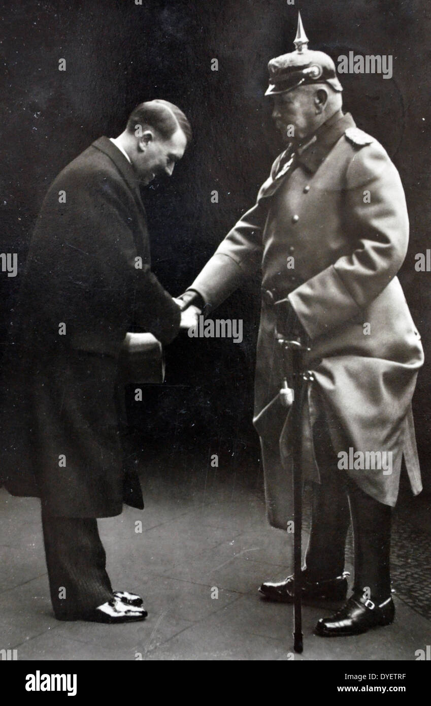 Präsident Paul von Hindenburg mit Bundeskanzler Adolf Hitler im Jahre 1933. Hindenburg (1847 - 2. August 1934) war ein Preußisch-deutsche Feldmarschall, Staatsmann und Politiker, und diente als der zweite Präsident der Bundesrepublik Deutschland von 1925 bis 1934. Stockfoto