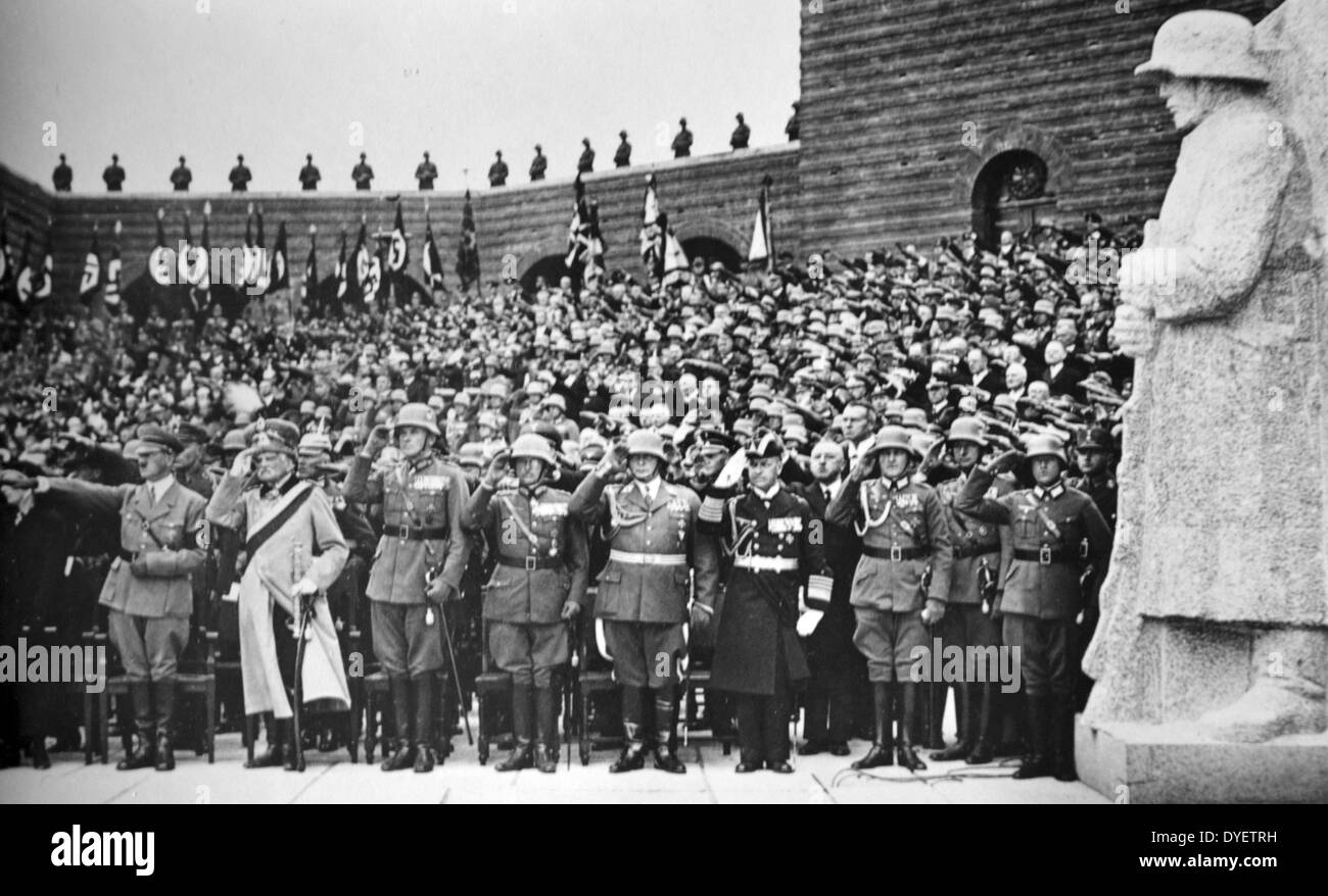 Beerdigung von Präsident Paul von Hindenburg (1847 bis 2. August 1934) Preußisch-deutsche Feldmarschall, Staatsmann und Politiker. Hitler ist mit Feldmarschall von Mackensen und Kriegsminister General Blomberg gesehen Stockfoto