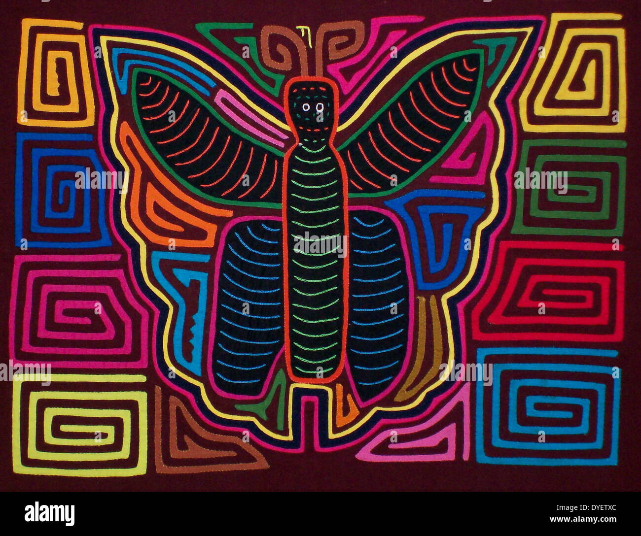 Mola textile von Kuna indischen Künstler, zeigt ein wirbelloses Tier. Von den San Blas Archipel, Panama. Reverse applique Design auf weibliche Bluse getragen. Ein Schmetterling Stockfoto