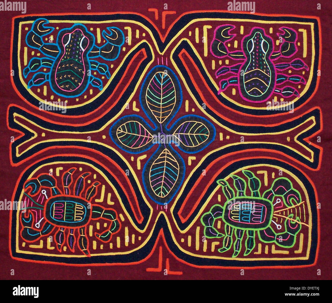 Mola textile von Kuna indischen Künstler, zeigt ein wirbelloses Tier. Von den San Blas Archipel, Panama. Reverse applique Design auf weibliche Bluse getragen. Krabben und Skorpionen. Stockfoto