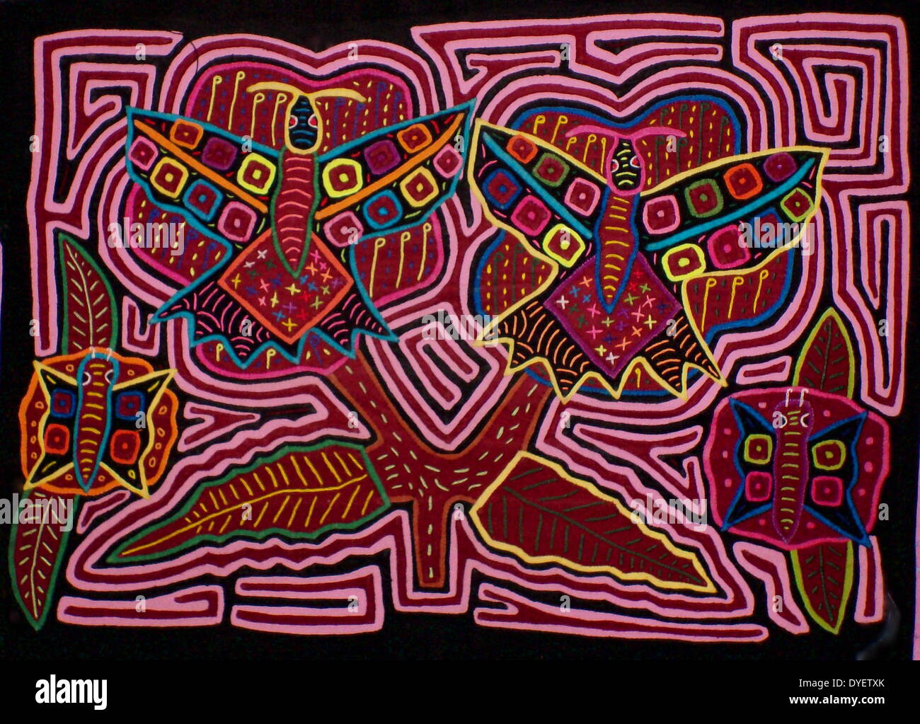 Mola textile von Kuna indischen Künstler, zeigt ein wirbelloses Tier. Von den San Blas Archipel, Panama. Reverse applique Design auf weibliche Bluse getragen. Schmetterlinge. Stockfoto
