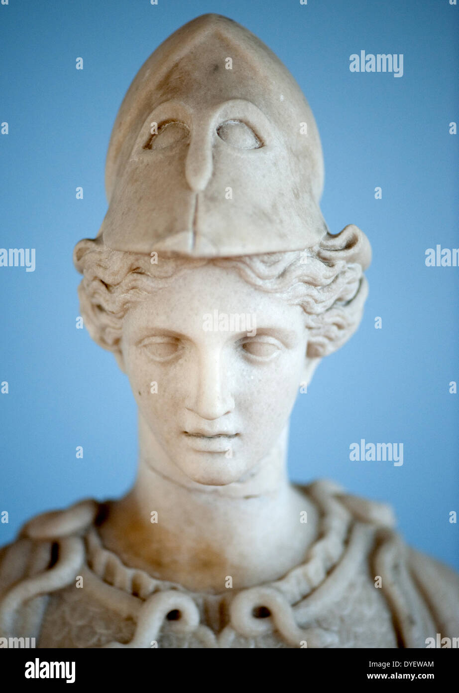 Göttingen, Deutschland. 16. April 2014. Die Statue der Athena "Typus Woburn" sieht in dem Archäologischen Institut der Universität Göttingen, Deutschland, 16. April 2014. Skulpturen aus der Sammlung auf dem Display an 2014 niedriger sächsische Landesausstellung "Wenn the Royals kam aus Hannover" Schloss Herrenhausen vom 17. Mai bis zum 05. Oktober werden Wallmoden wiederhergestellt. Foto: SWEN PFOERTNER/Dpa/Alamy Live News Stockfoto