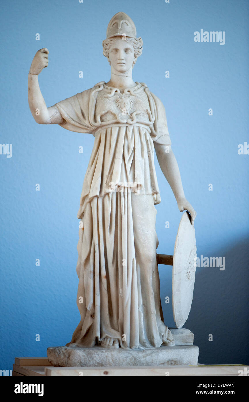 Göttingen, Deutschland. 16. April 2014. Die Statue der Athena "Typus Woburn" sieht in dem Archäologischen Institut der Universität Göttingen, Deutschland, 16. April 2014. Skulpturen aus der Sammlung auf dem Display an 2014 niedriger sächsische Landesausstellung "Wenn the Royals kam aus Hannover" Schloss Herrenhausen vom 17. Mai bis zum 05. Oktober werden Wallmoden wiederhergestellt. Foto: SWEN PFOERTNER/Dpa/Alamy Live News Stockfoto