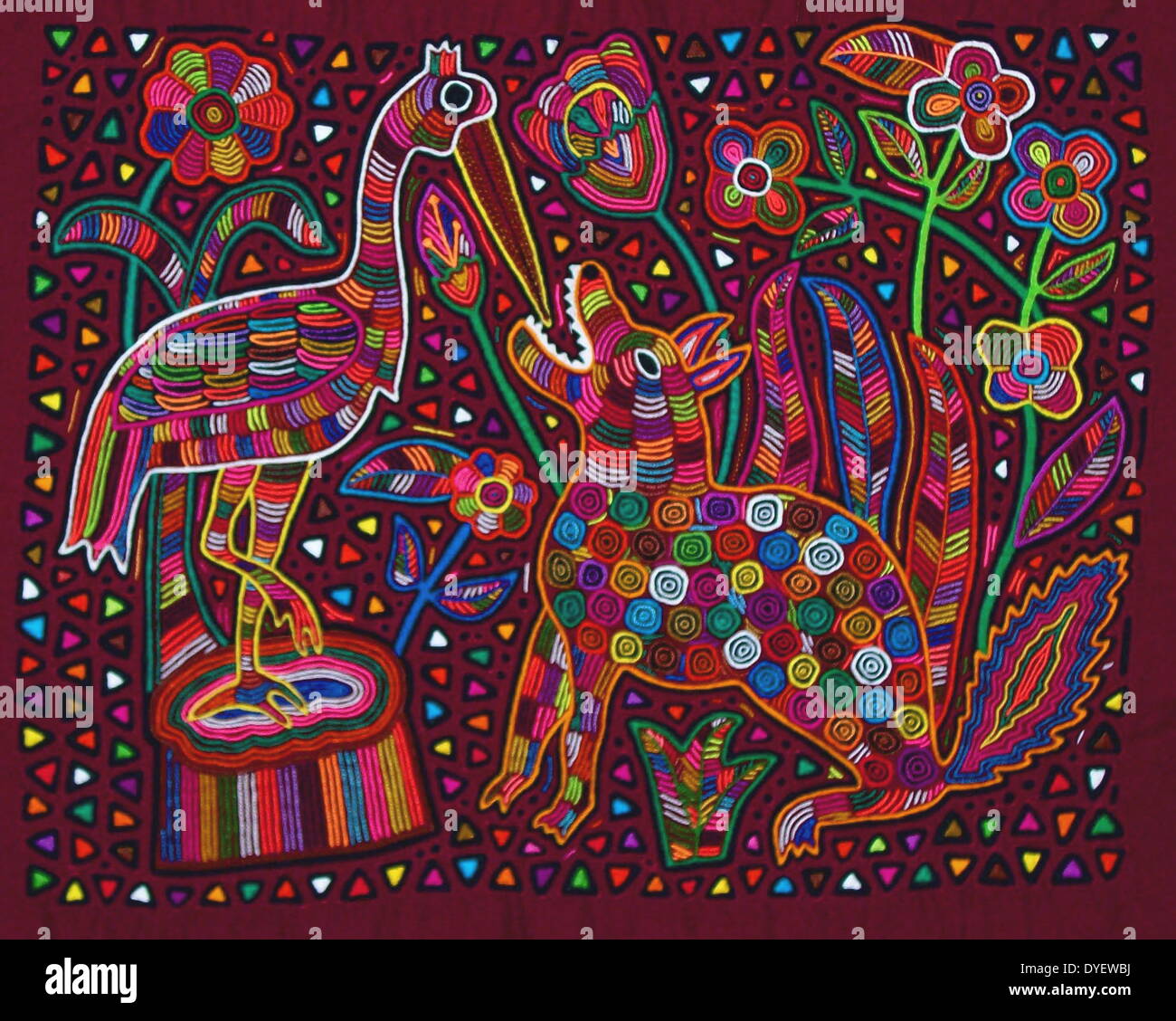 Mola textile von Kuna indische Künstler, die Darstellung einer Szene aus  aesops Fabeln, der Wolf und der Kranich. Von den San Blas Archipel, Panama.  Reverse applique Design auf weibliche Bluse getragen Stockfotografie -