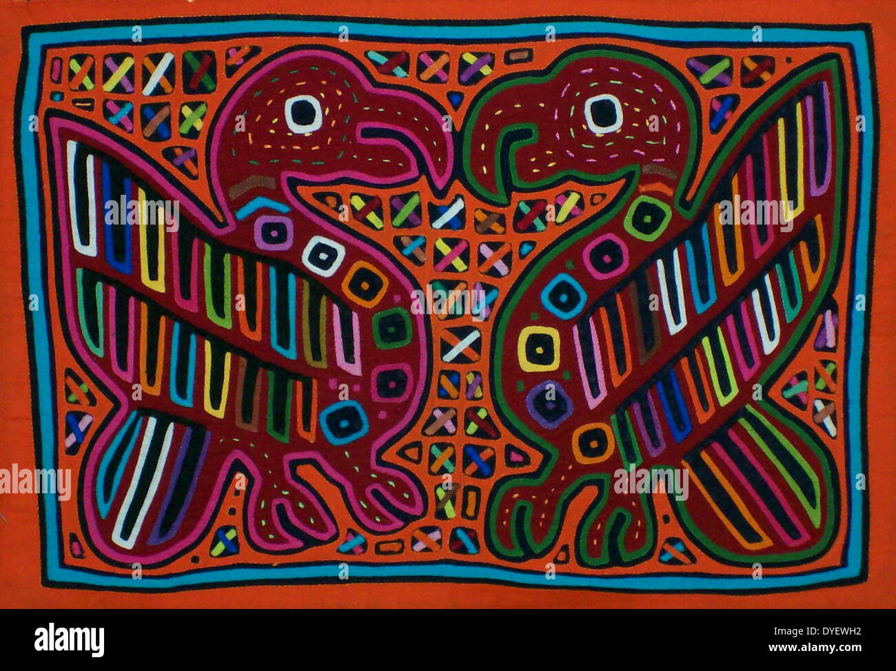 Mola textile von Kuna indischen Künstler, zwei Papageien. Von den San Blas Archipel, Panama. Reverse applique Design auf weibliche Bluse getragen. Stockfoto