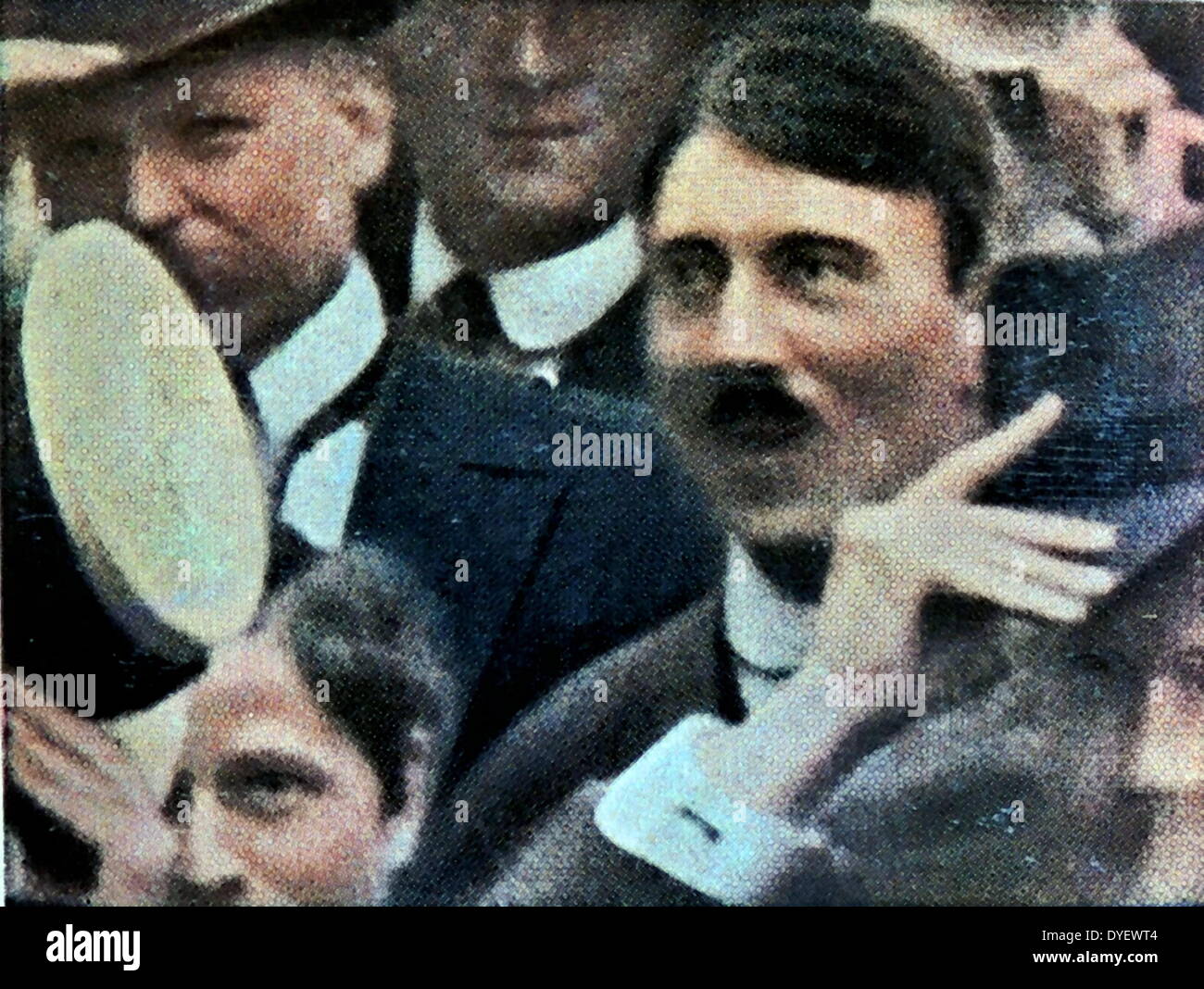 Hitler fotografiert in eine Menge hören Österreichs Erklärung des Krieges im August 1914, Vienna Stockfoto