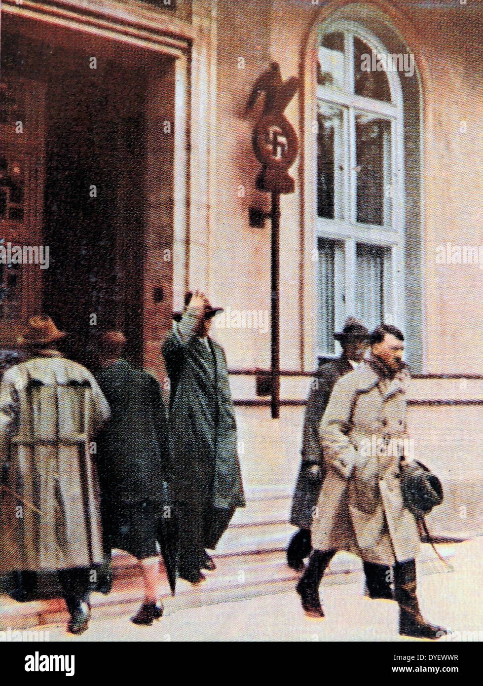 Hitler mit Leibwächtern verlässt ein Haus in Berlin, ca. 1932 Stockfoto