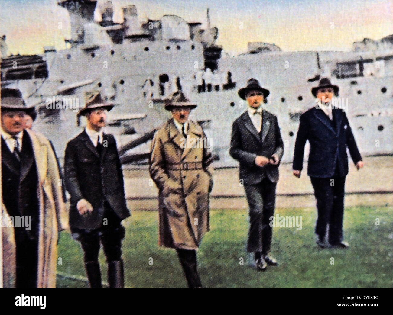 Adolf Hitler besucht einen Deutschen Naval Shipyard nach immer Bundeskanzler im Jahre 1933. Er von Heinrich Himmler und Rudolf Hess begleitet wird. Stockfoto