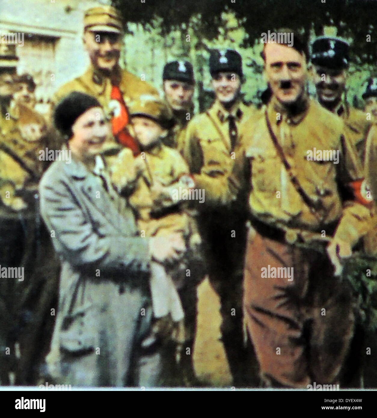 Hitler begrüßt eine deutschen Nazi-Mutter mit Kind gekleidet in Nazi-uniform ca. 1932 / 33 Stockfoto