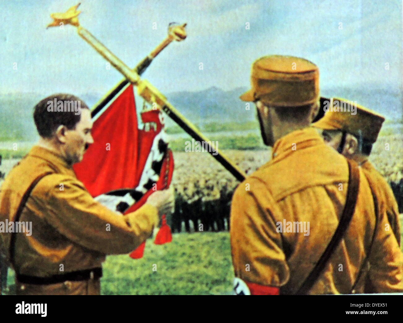 Adolf Hitler hält eine Nazi-Flg bei einer Jugend-Kundgebung. Ca. 1933 Stockfoto