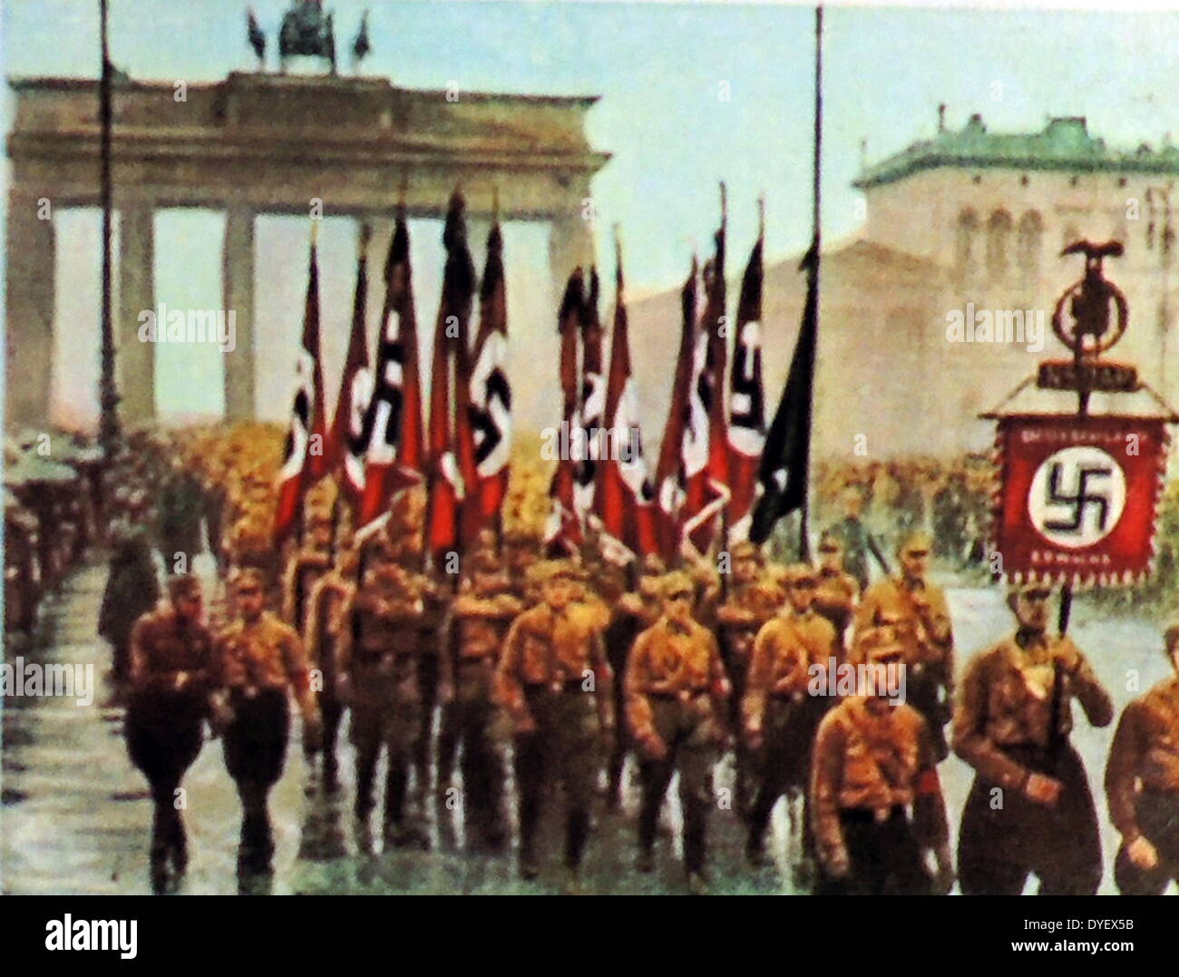 Nazi-Kundgebung marschiert durch das Brandenberg Tor in Berlin, Deutschland 1933 Stockfoto