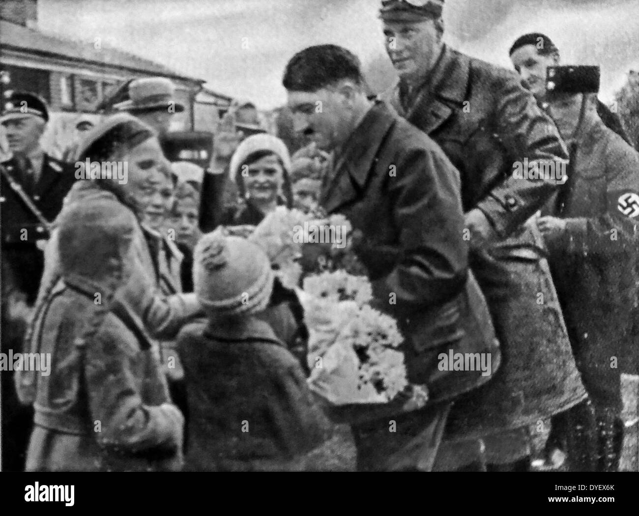 Hitler mit bewundernden Fans. Diese Fotos wurden genommen, der Vater der Nation Status von Adolf Hitler zu erhöhen, nachdem er Bundeskanzler der Bundesrepublik Deutschland wurde im Jahre 1933. Rudolf Hess der Stellvertretende Fuhrer auf der rechten Seite angezeigt wird. Stockfoto