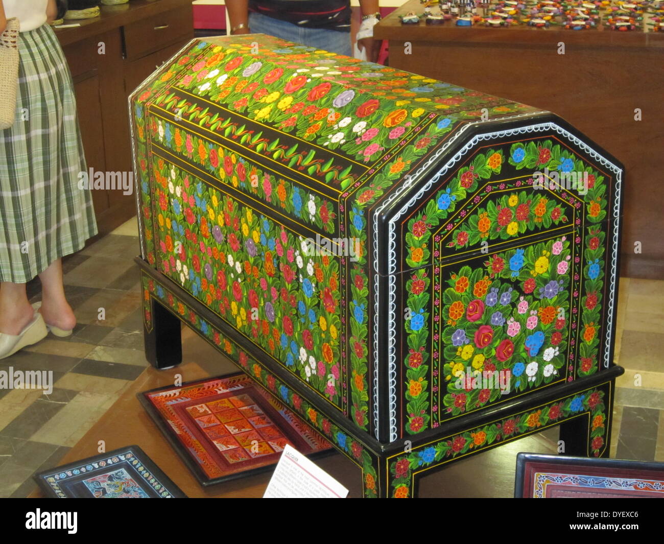 Volkskunst: Brust verziert mit Blumenmotiv, Acapulco, Mexiko. 2010. Stockfoto