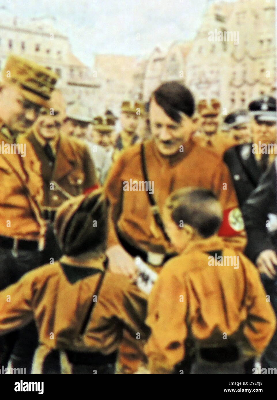 Hitler mit bewundernden Fans. Diese Fotos wurden genommen, der Vater der Nation Status von Adolf Hitler zu erhöhen, nachdem er Bundeskanzler der Bundesrepublik Deutschland wurde im Jahre 1933. Rudolf Hess der Stellvertretende Fuhrer auf der rechten Seite angezeigt wird. Stockfoto
