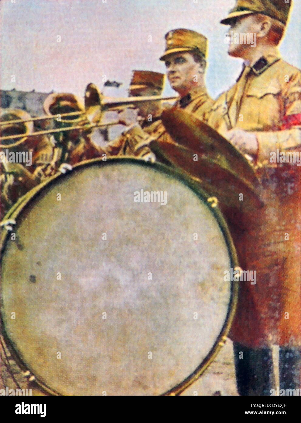 NS-uniformierten Musiker Palying Instrument auf einer Kundgebung. Deutschland ca. 1932 Stockfoto