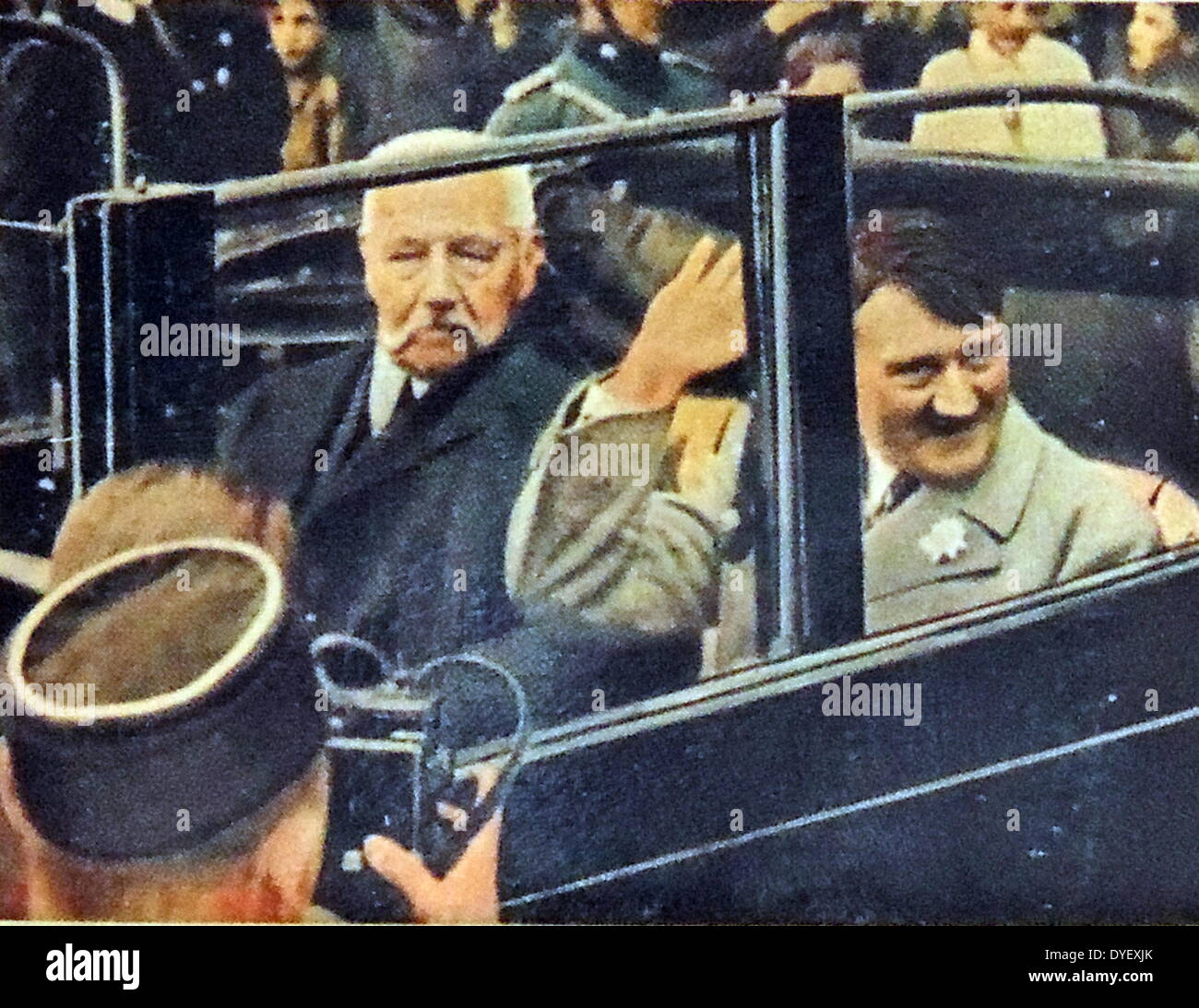 Präsident Paul Von Hindenburg und Adolf Hitler in einem Auto fahren, nachdem Hitler 1933 Reichskanzler ernannt wurde Stockfoto