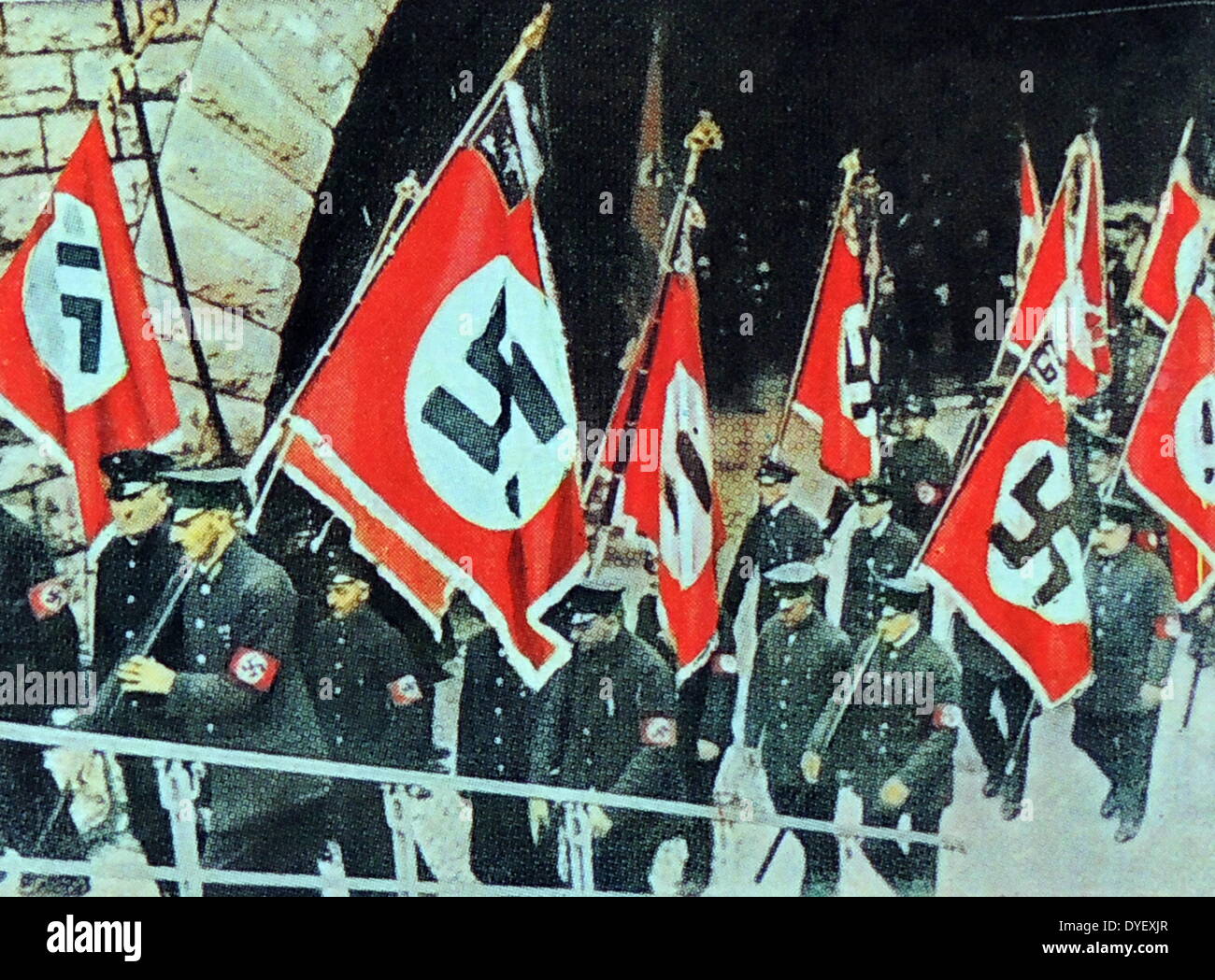Banner, die von uniformierten Nazi durchgeführt Einheit ca. 1933 Stockfoto