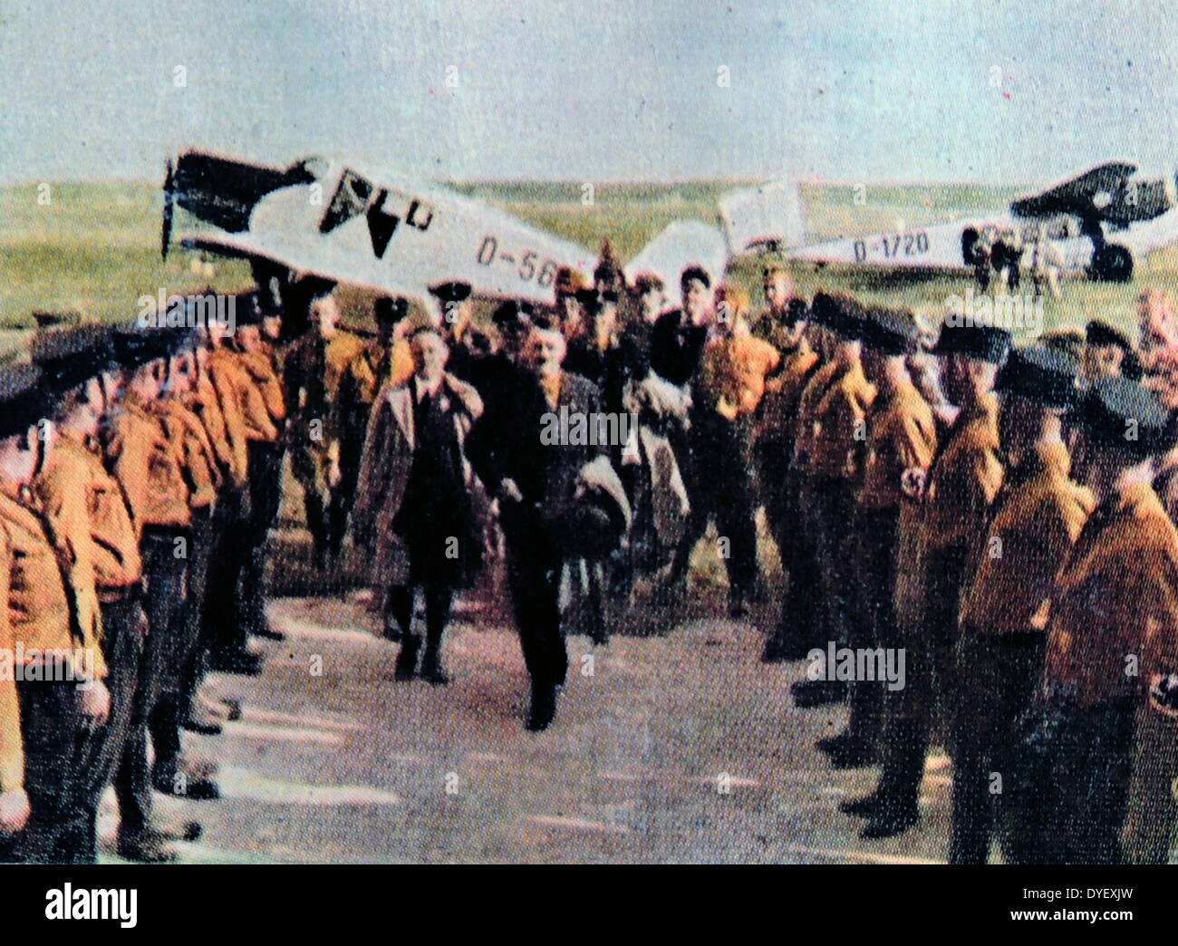 Hitler kommt an einen deutschen Luftwaffenstützpunkt und eine Ehrenwache SA ca. 1932-34 Bewertungen Stockfoto