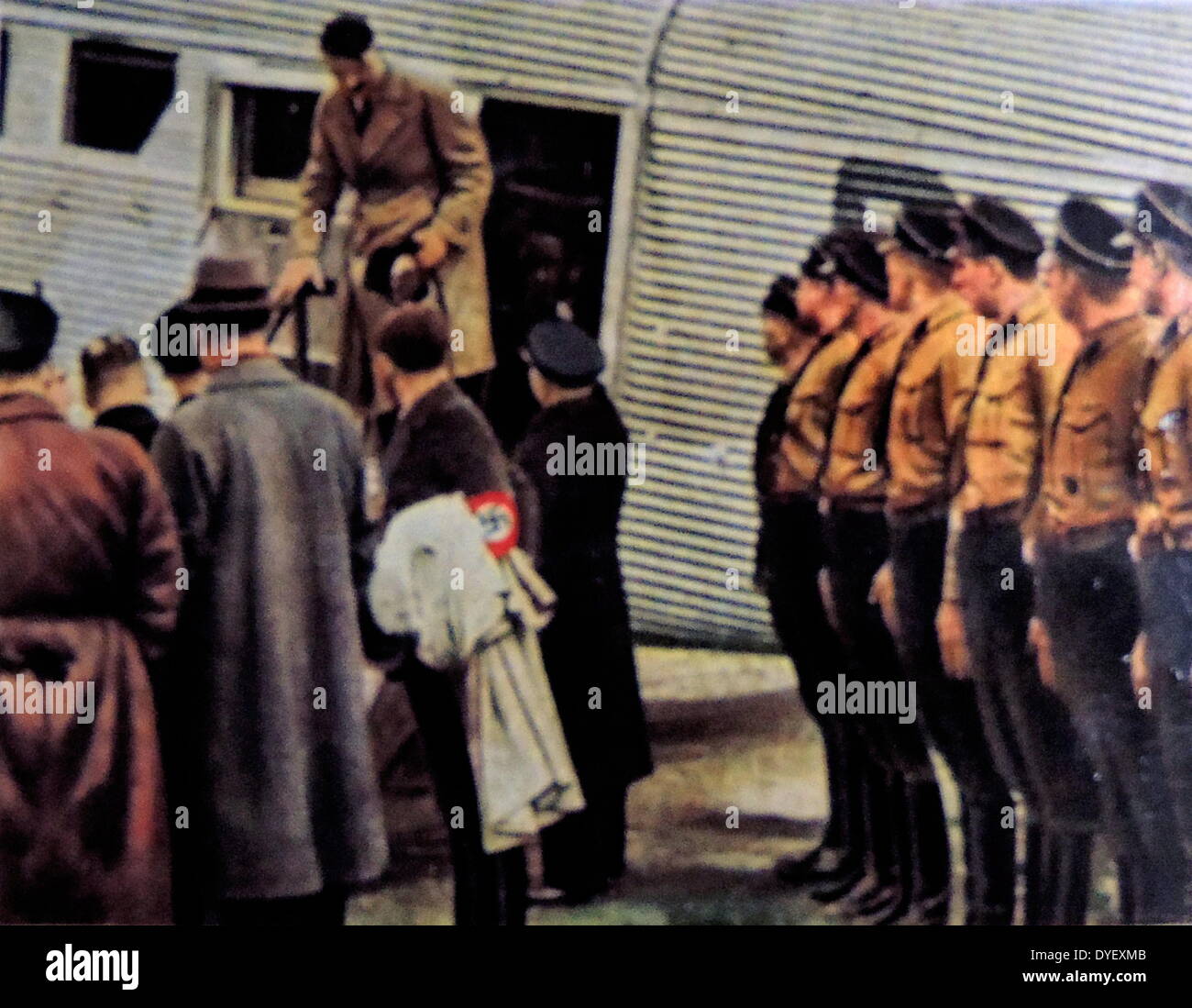 Adolf Hitler die deutsche Bundeskanzlerin kommt mit dem Flugzeug auf einem Flugplatz. Ca. 1933-37 Stockfoto