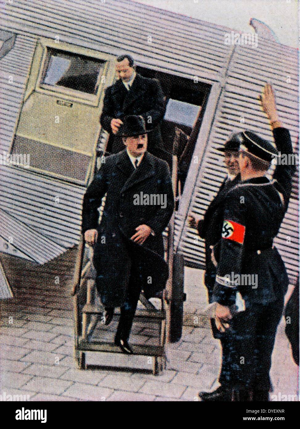 Hitler kommt in Leipzig Deutschland an Bord eines Flugzeugs; Er ist bei seiner Ankunft 1933 begrüßte. Stockfoto