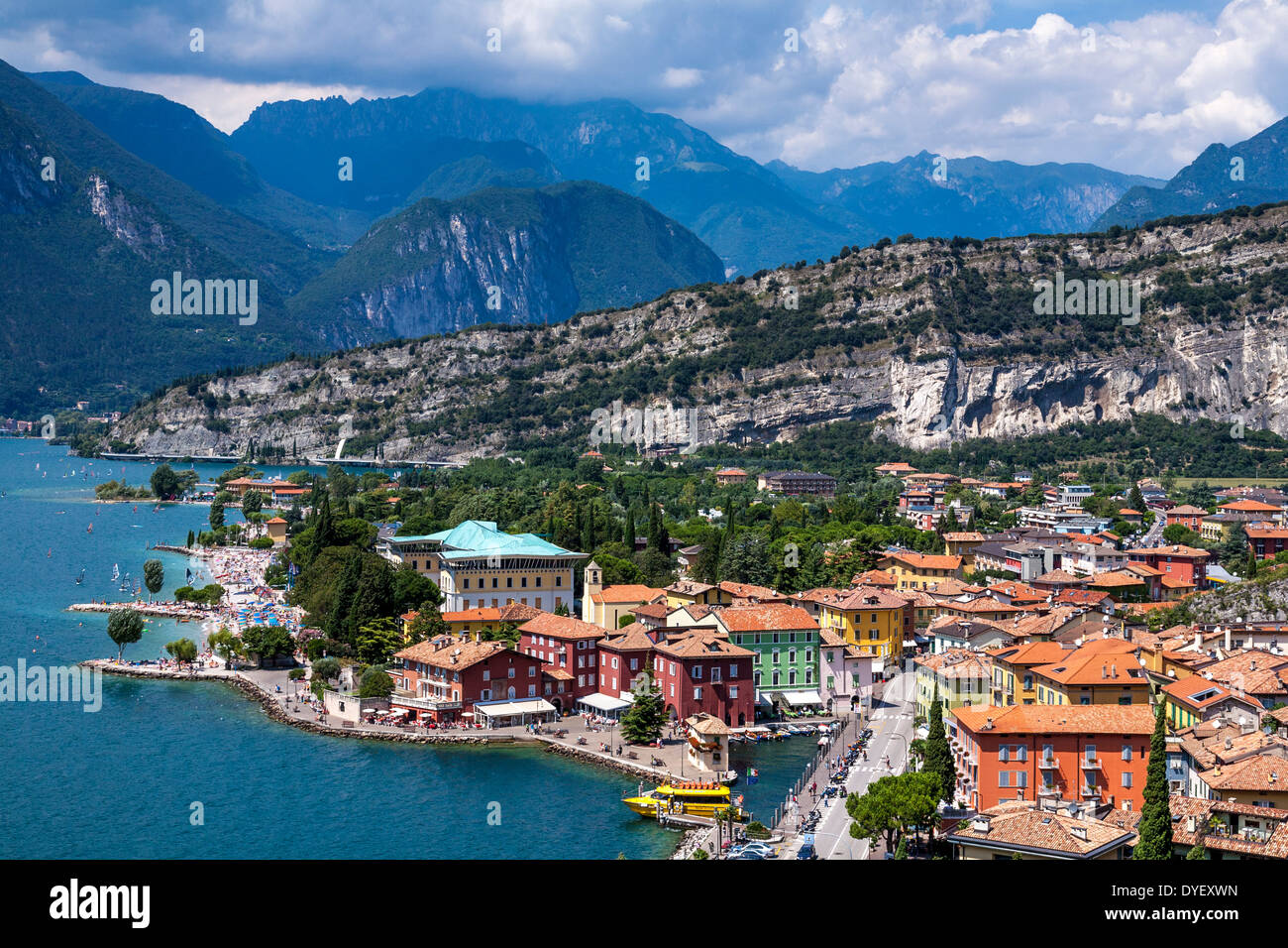 Einen tollen Blick auf die Stadt von Torbole, Gardasee, Italien  Stockfotografie - Alamy