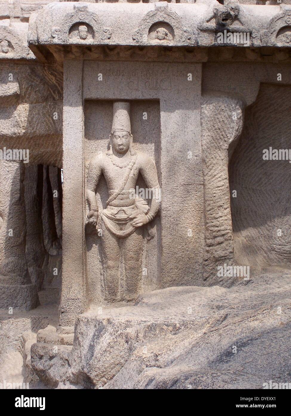 Menschliche Figur im Relief, geschnitten aus dem lebenden Fels, 7. Jahrhundert, bei Marmalapuram, südlich von Chennai (Madras), Indien. Stockfoto