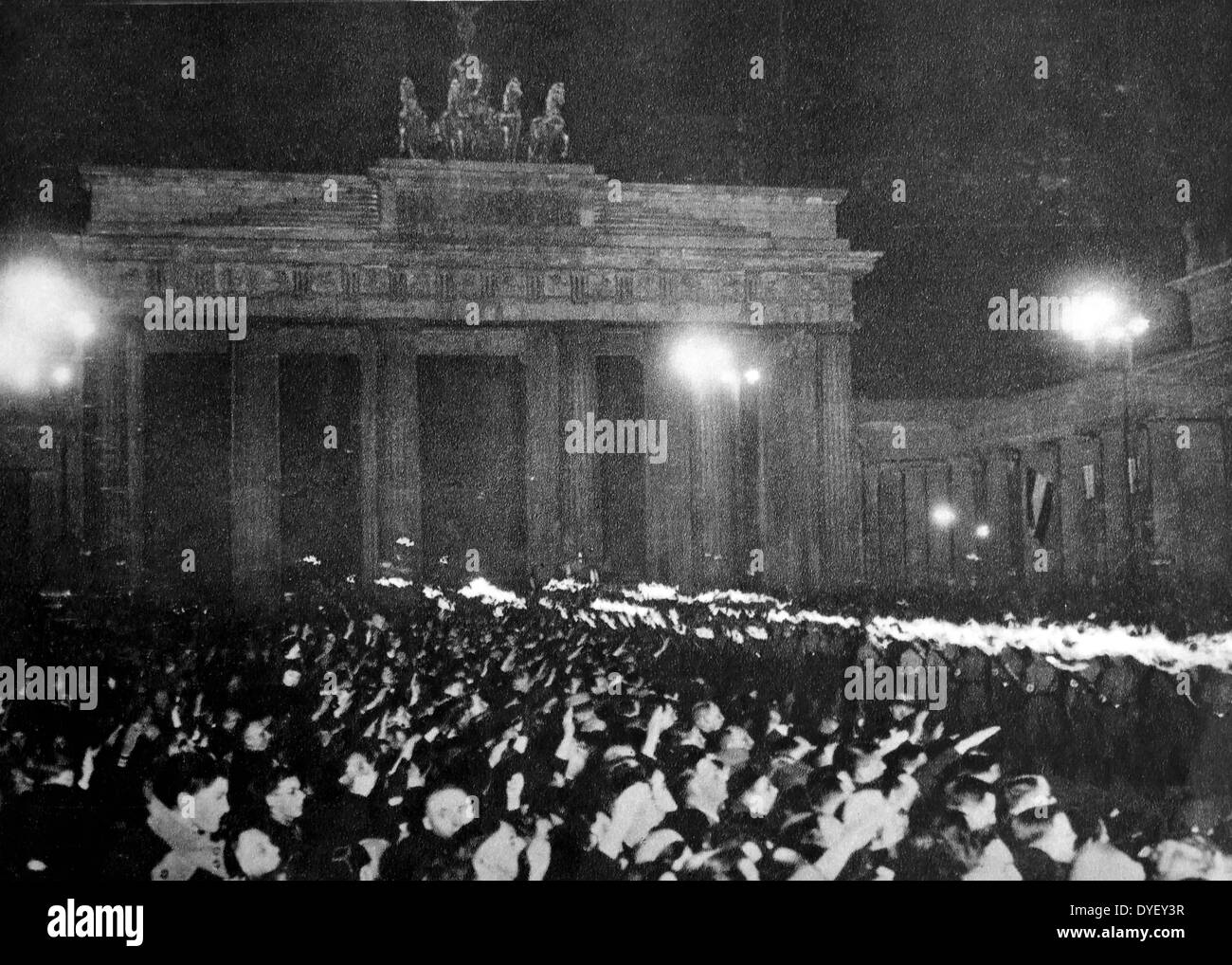 NS-Fans feiern die Wahl der NSDAP an die Macht im Januar 1933, Berlin Brandenburger Tor Stockfoto