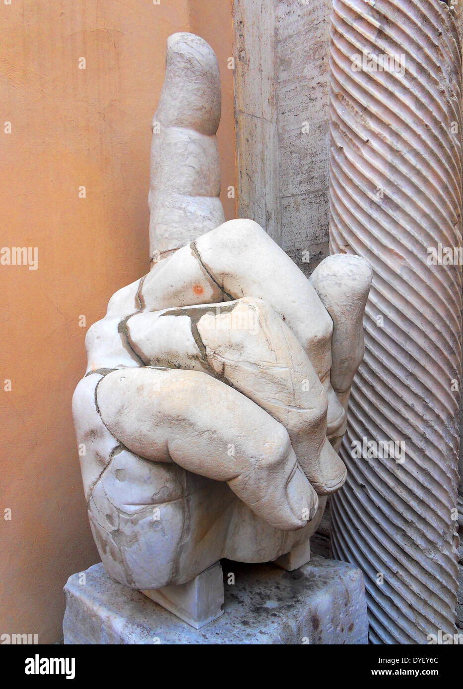 Von der Koloss von Constantine, ein acrolithic Statue, die einst die Basilika von Maxentius in Rom belegt Detail. Teile dieses kolossale Statue (ein Kopf, Arm-, Knie- und Hand.) von Kaiser Konstantin jetzt befinden sich in dem Palazzo dei Conservatori. Aus weißem Marmor gehauen. Ca. 312-315 AD. Stockfoto