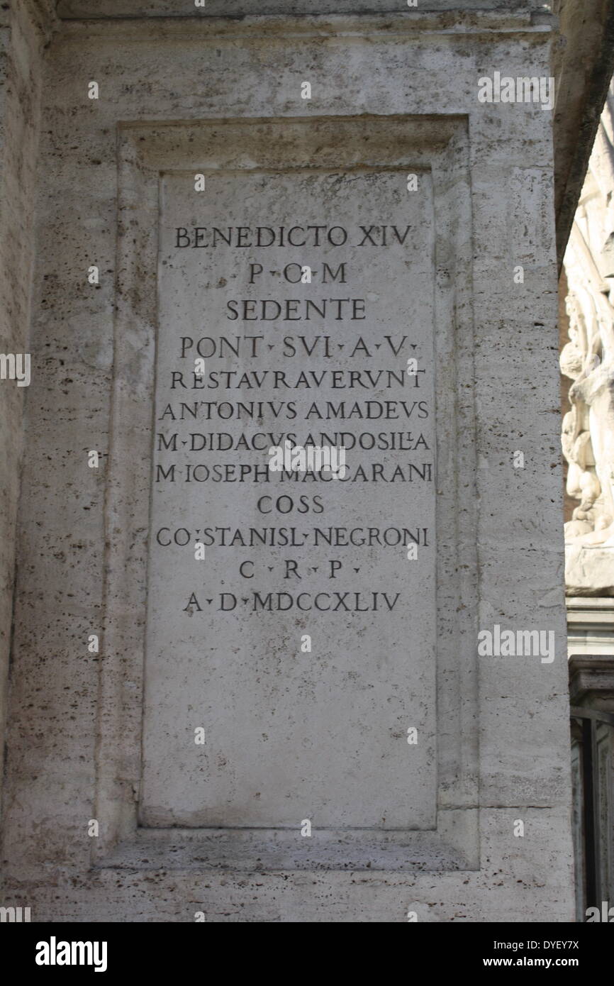 Lateinische Inschrift Detail aus der Eingang/Hof, der capitolini Museen in Rom, Italien. Die Museen selbst innerhalb von 3 Palazzi nach Entwürfen von Michelangelo Buonarroti im Jahr 1536 enthalten sind, wurden sie dann über einen 400 Jahre gebaut. Stockfoto