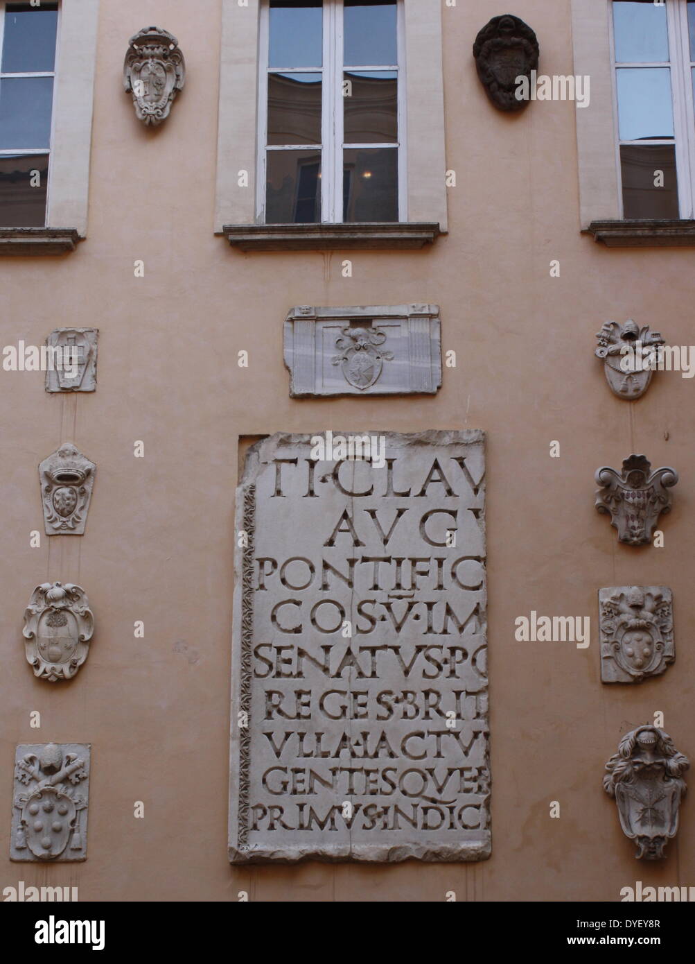 Lateinische Inschrift Detail aus der Eingang/Hof, der capitolini Museen in Rom, Italien. Die Museen selbst innerhalb von 3 Palazzi nach Entwürfen von Michelangelo Buonarroti im Jahr 1536 enthalten sind, wurden sie dann über einen 400 Jahre gebaut. Stockfoto
