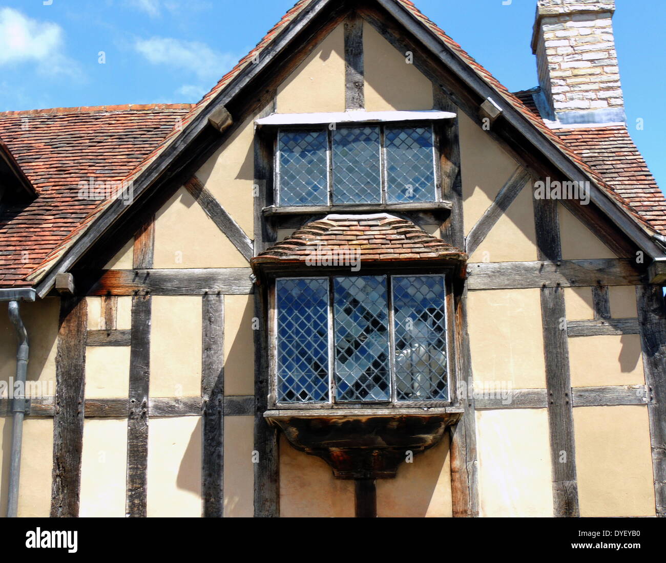 Shakespeares Geburtshaus ist ein aus dem 16. Jahrhundert restaurierten Fachwerkhaus in Henley Street, Stratford-upon-Avon, Warwickshire, England, wo es geglaubt wird, dass William Shakespeare im Jahr 1564 geboren und verbrachte seine Kindheit. Es ist jetzt ein kleines Museum für die Öffentlichkeit zugänglich und eine beliebte Sehenswürdigkeit, besessen und durch die Shakespeare Birthplace Trust verwaltet. Stockfoto