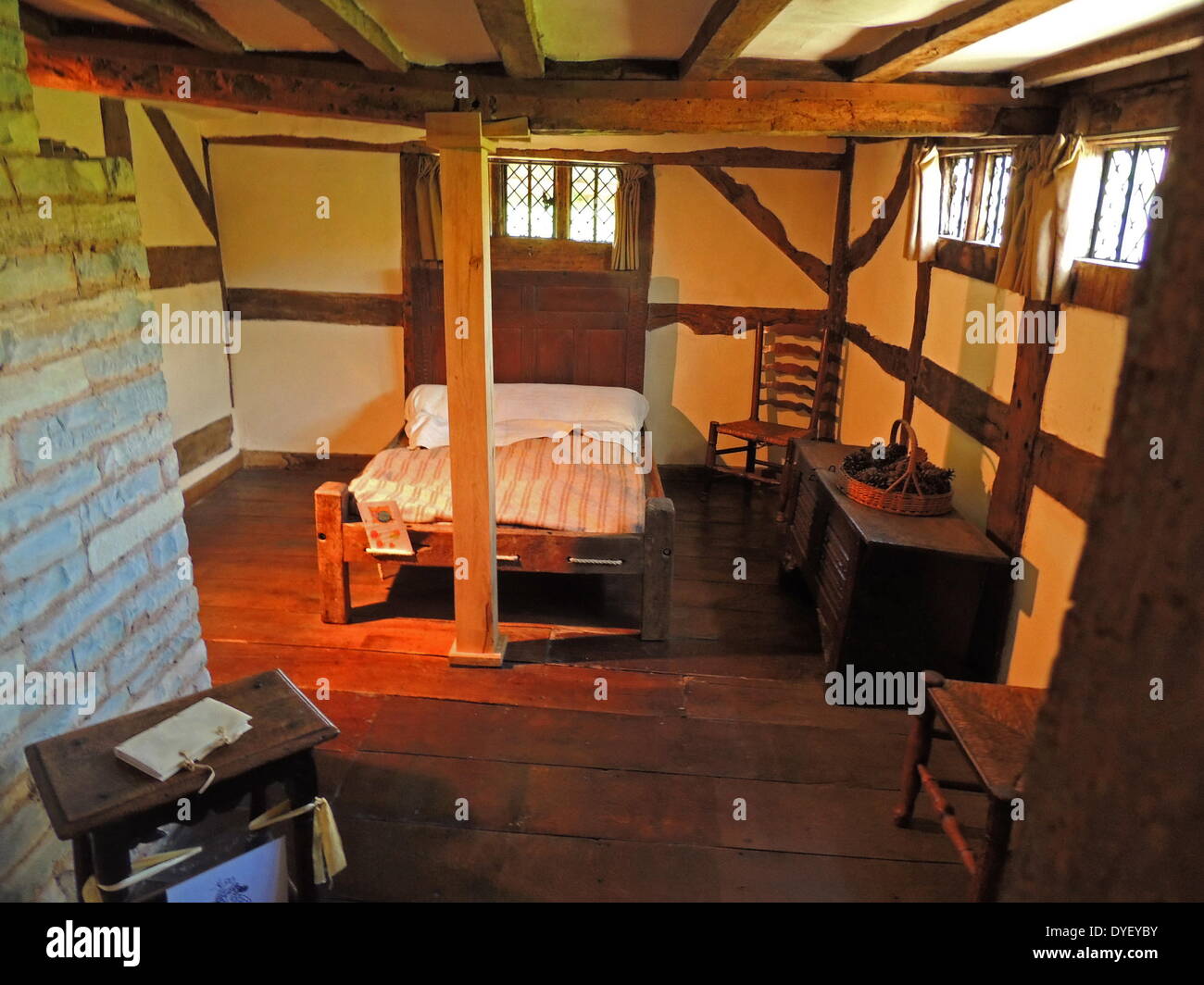 Tudor Stil Schlafzimmer in Hall's Croft, Stratford-upon-Avon, Warwickshire, England. Dieses Haus wurde von William Shakespeare's Tochter, Susanna Halle besaß, und ihr Ehemann Dr. John Hall, den sie 1607 heiratete. Das Gebäude enthält eine Sammlung von 16. und 17. Jahrhundert, Gemälde und Möbel. Stockfoto