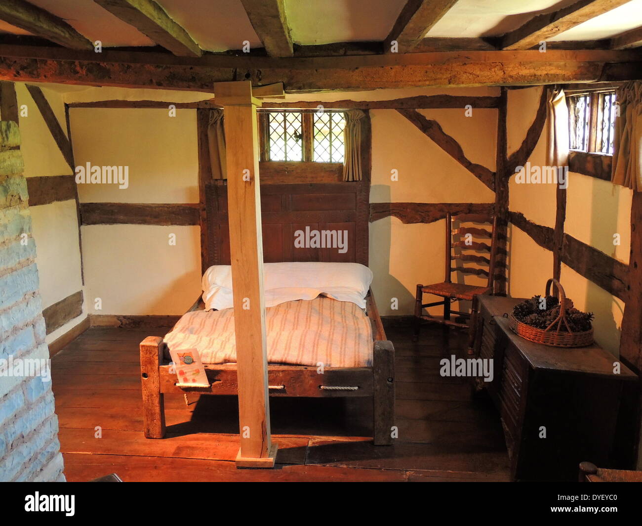 Tudor Stil Schlafzimmer in Hall's Croft, Stratford-upon-Avon, Warwickshire, England. Dieses Haus wurde von William Shakespeare's Tochter, Susanna Halle besaß, und ihr Ehemann Dr. John Hall, den sie 1607 heiratete. Das Gebäude enthält eine Sammlung von 16. und 17. Jahrhundert, Gemälde und Möbel. Stockfoto