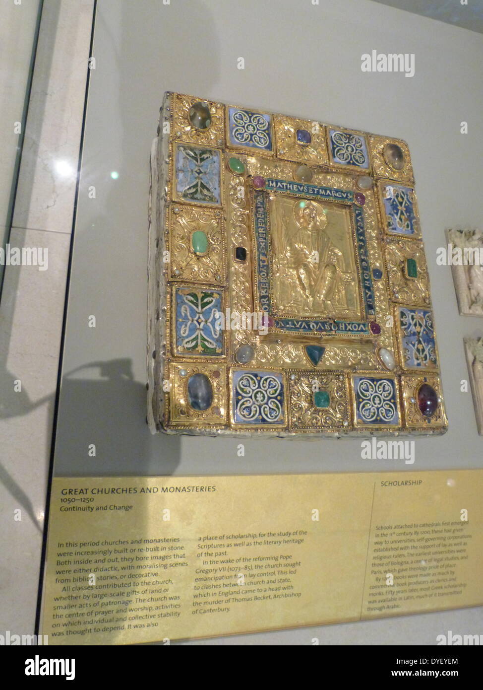 Bejeweled religiöse Tafel mit Relief Bild und lateinische Inschrift. Stockfoto