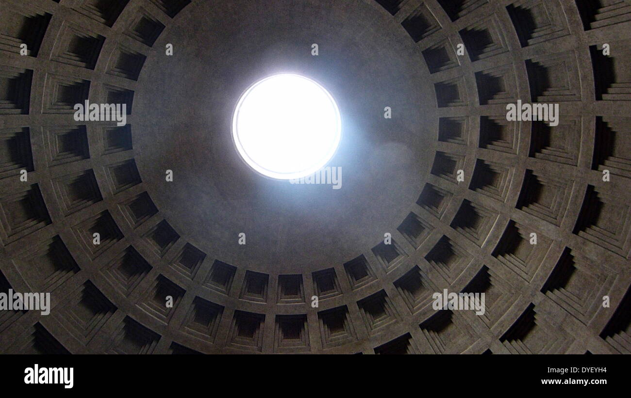 Interne Detail vom Pantheon, Rom. Jetzt eine katholische Kirche, sondern wurde ursprünglich ein Tempel für die Götter von Rom. Von Marcus Agrippa in Auftrag gegeben und von Kaiser Hadrian in 126 AD. Eines der besten römischen Gebäuden erhalten. Stockfoto