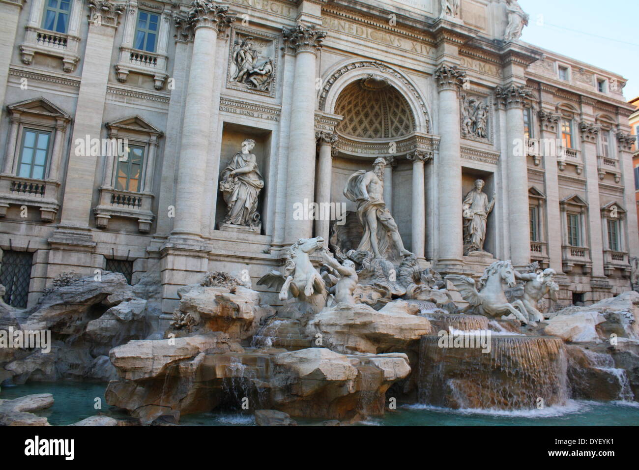 Den Trevi-Brunnen in Rom, Italien. Zwischen 1732-1762 AD. Von Nicola Salvi entworfen und von Giuseppe Pannini abgeschlossen. Es ist die größte barocke Brunnen in Rom und eine der berühmtesten Brunnen in der ganzen Welt. Stockfoto