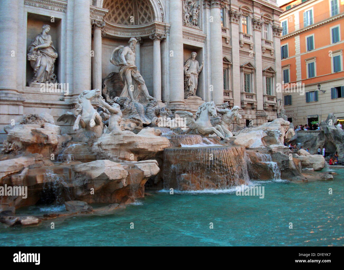 Den Trevi-Brunnen in Rom, Italien. Zwischen 1732-1762 AD. Von Nicola Salvi entworfen und von Giuseppe Pannini abgeschlossen. Es ist die größte barocke Brunnen in Rom und eine der berühmtesten Brunnen in der ganzen Welt. Stockfoto