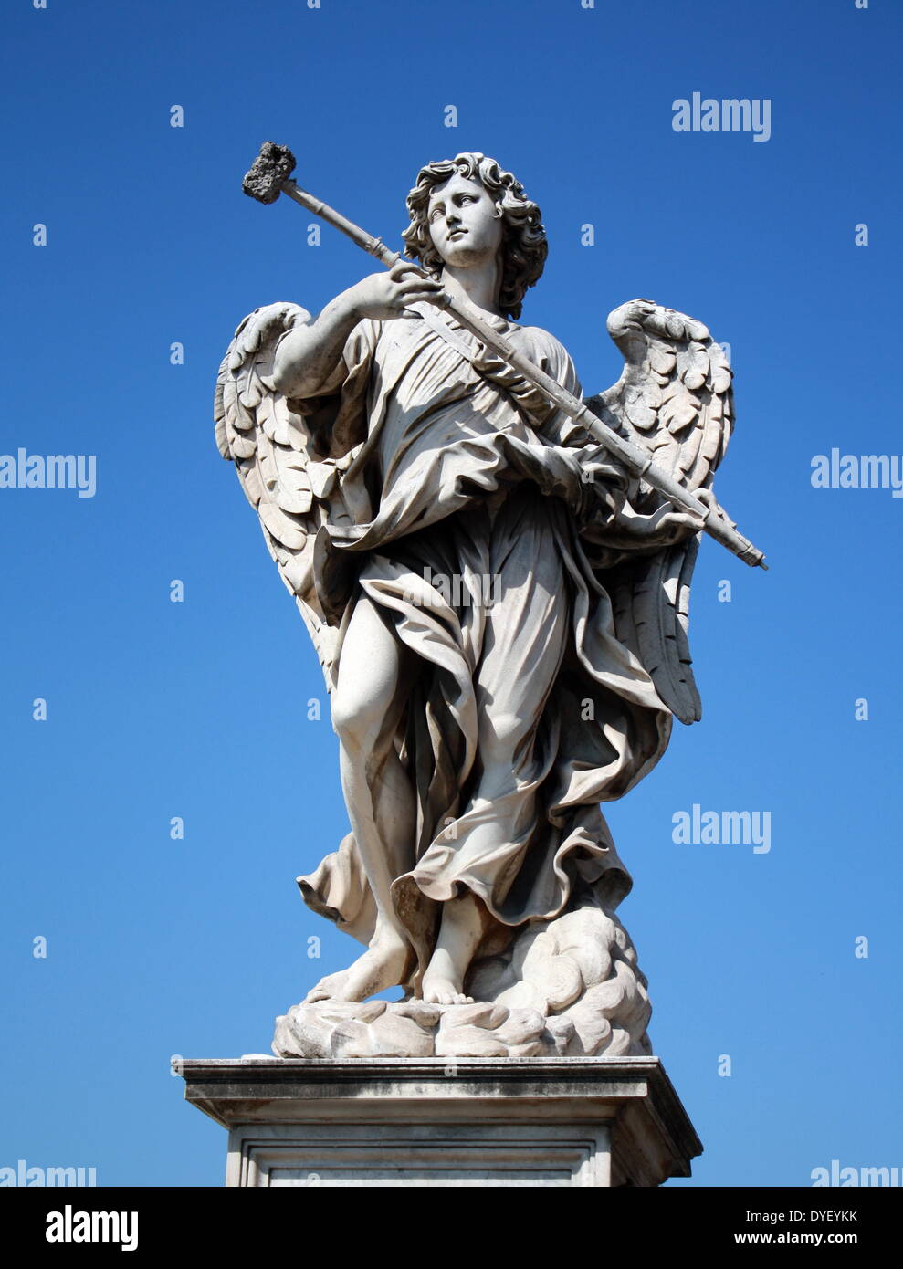 Engel Statue von der Ponte Sant'Angelo, (ehemals Aelian Brücke genannt) eine Brücke über den Tiber in Rom, Italien. Es wurde in 134 AD durch römische Kaiser Hadrian abgeschlossen, und es verbindet das Stadtzentrum mit seinen ehemaligen Mausoleum, die jetzt das Castel Sant'Angelo. Die Brücke mit kolossalen Statuen der Engel Holding die Instrumente der Leidenschaft geschmückt ist. Stockfoto