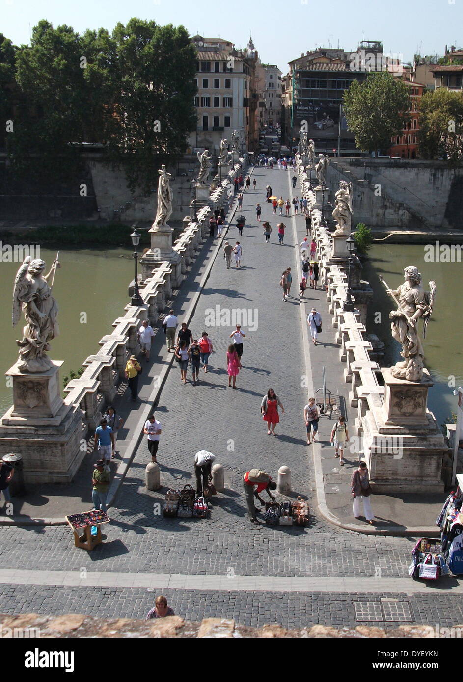 Die Ponte Sant'Angelo, (ehemals Aelian Brücke genannt) eine Brücke über den Tiber in Rom, Italien. Es wurde in 134 AD durch römische Kaiser Hadrian abgeschlossen, und es verbindet das Stadtzentrum mit seinen ehemaligen Mausoleum, die jetzt das Castel Sant'Angelo. Die Brücke mit kolossalen Statuen der Engel Holding die Instrumente der Leidenschaft geschmückt ist. Stockfoto