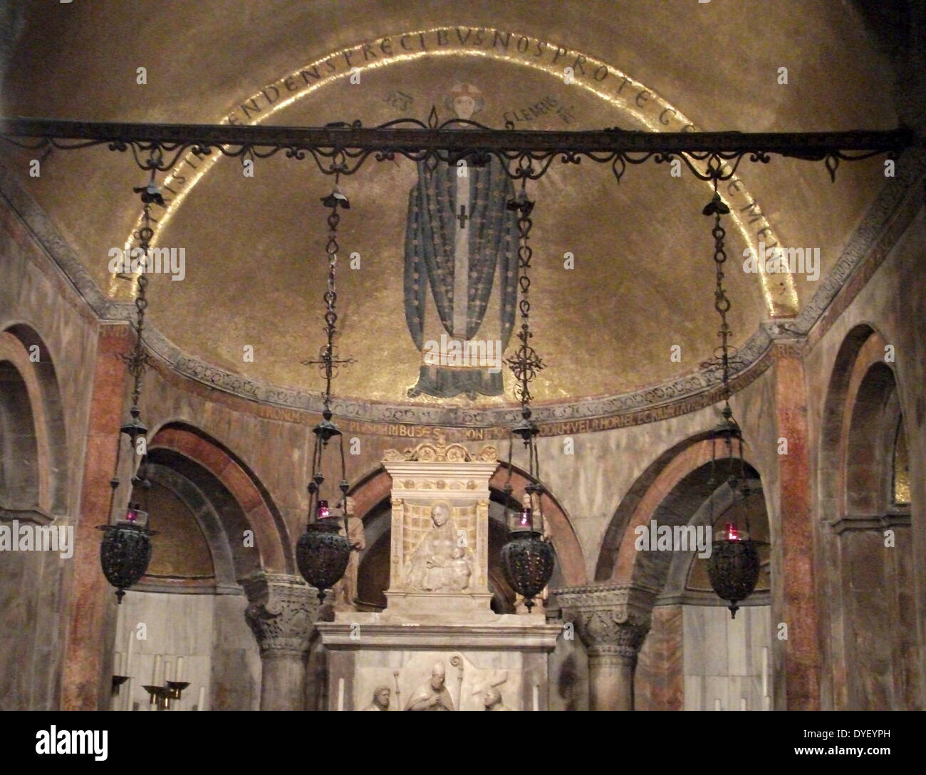 Detail vom Saint Mark's Basilika (Basilica Kathedrale Patriarchenpalast di San Marco). In Venedig, Italien. In 1650 AD geweiht. Marmor font Basis, aus dem späten 15. und frühen 16. Jahrhundert. Es besteht aus drei Zylindern. Stockfoto